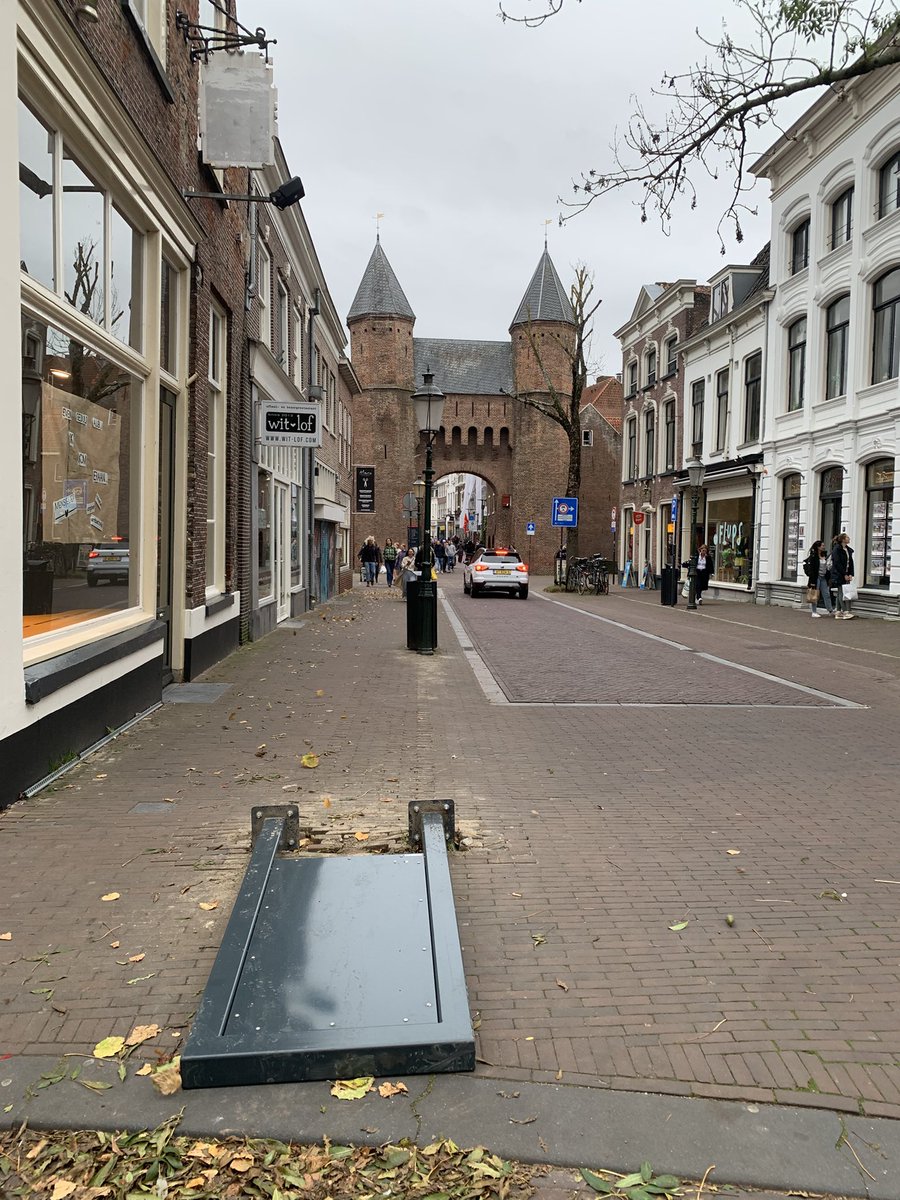 Wimzegt's tweet photo. Oh nee ….. toch niet ….. Portaalbord #autoluwe binnenstad op Kamp ligt eind van de zondagmiddag opnieuw op de grond @Gem_Amersfoort @verbeter033 https://t.co/u0qP9bHDil