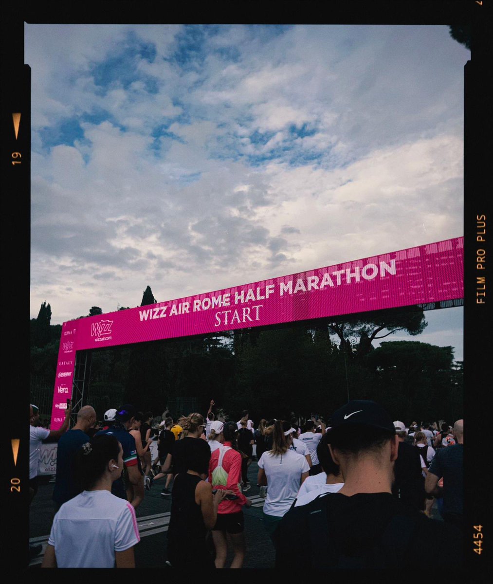 alexanderdevine's tweet image. A huge THANK YOU to Alex Pettyfer, the newest member of #TeamDevine, who today completed the Rome Half Marathon in an impressive 2hrs 2mins! 🇮🇹

We’re so proud of you, Alex! Enjoy the evening and rest up! 💙🐬

And there’s still time to donate: justgiving.com/page/alex-pett…