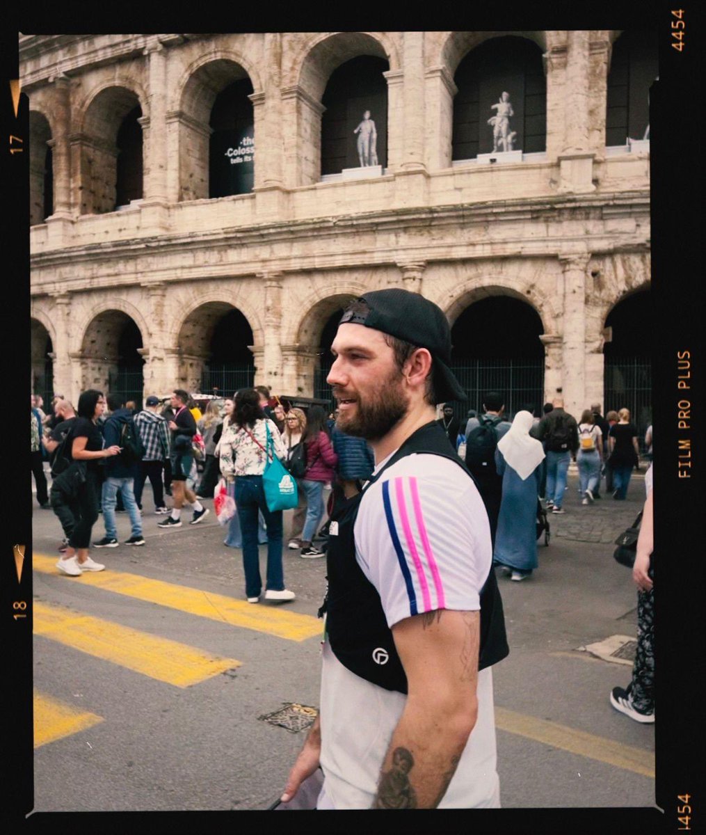 alexanderdevine's tweet image. A huge THANK YOU to Alex Pettyfer, the newest member of #TeamDevine, who today completed the Rome Half Marathon in an impressive 2hrs 2mins! 🇮🇹

We’re so proud of you, Alex! Enjoy the evening and rest up! 💙🐬

And there’s still time to donate: justgiving.com/page/alex-pett…