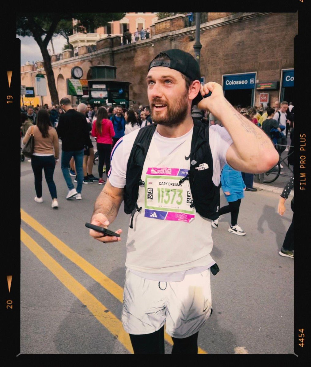 alexanderdevine's tweet image. A huge THANK YOU to Alex Pettyfer, the newest member of #TeamDevine, who today completed the Rome Half Marathon in an impressive 2hrs 2mins! 🇮🇹

We’re so proud of you, Alex! Enjoy the evening and rest up! 💙🐬

And there’s still time to donate: justgiving.com/page/alex-pett…