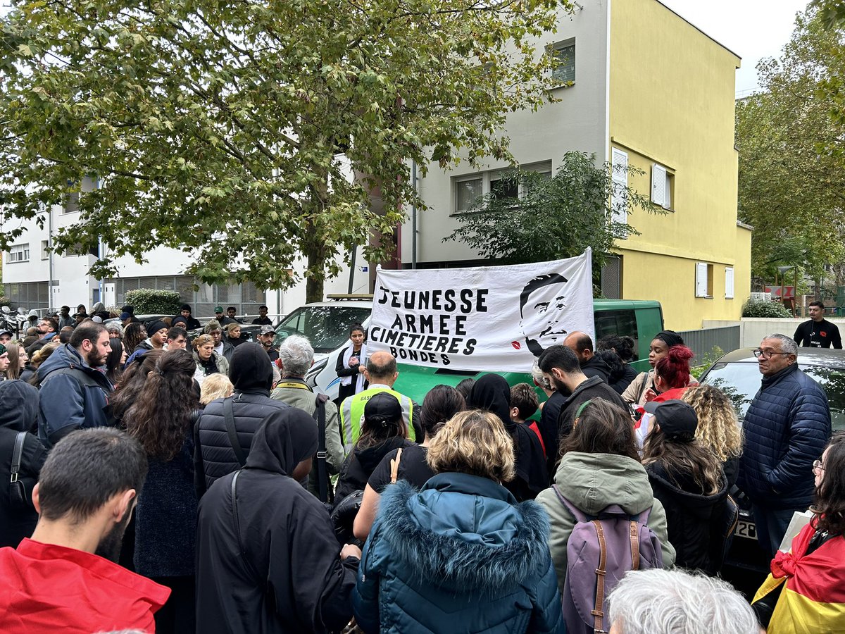 AminMbarki's tweet photo. « Jeunesse armée cimetières bondés » 

Les mots dignes d’une famille meurtrie par le deuil après l’assassinat insupportable du jeune Umut il y a 10 jours au Bel-Air Grands Pechers #Montreuil

Une vie de trop à nouveau enlevée injustement dans nos quartiers. Nous resterons debout. https://t.co/vNFkRtxri8