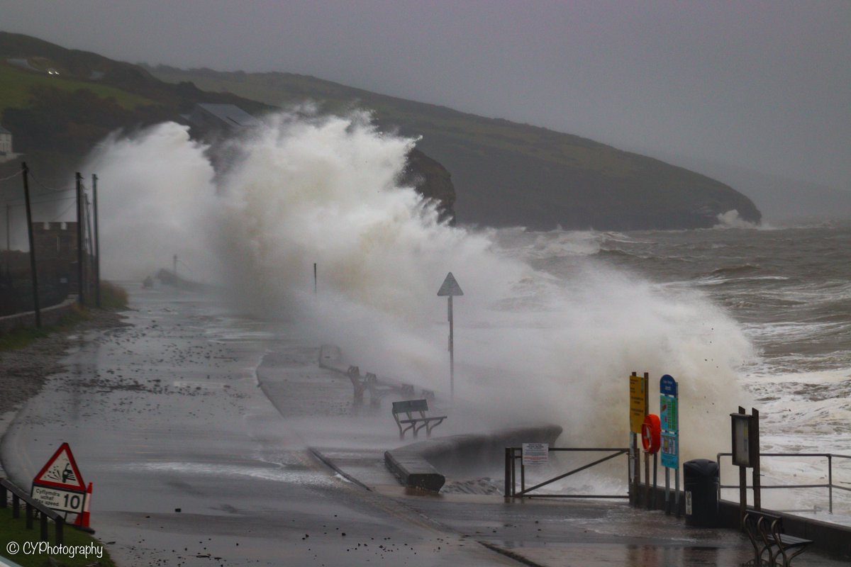 CY_Photography_'s tweet photo. Storm Ashley arrived this morning coinciding with high tides causing some spectacular waves. 

Amroth, Pembrokeshire. 

#StormAshley
#Amroth
#Pembrokeshire 
#StormHour 
#ThePhotoHour https://t.co/VsSrF2x6n3