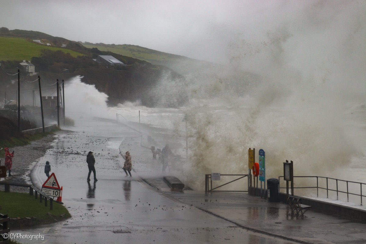 CY_Photography_'s tweet photo. Storm Ashley arrived this morning coinciding with high tides causing some spectacular waves. 

Amroth, Pembrokeshire. 

#StormAshley
#Amroth
#Pembrokeshire 
#StormHour 
#ThePhotoHour https://t.co/VsSrF2x6n3