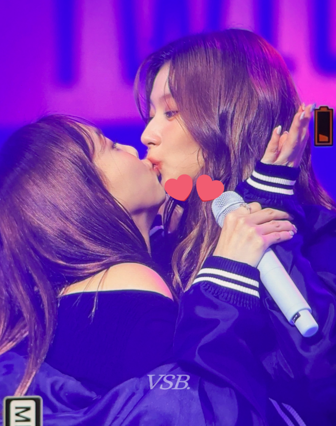AboutMusicYT's tweet photo. TWICE's Sana and Nayeon are very good friends in today's stage. https://t.co/WfPrve81ul