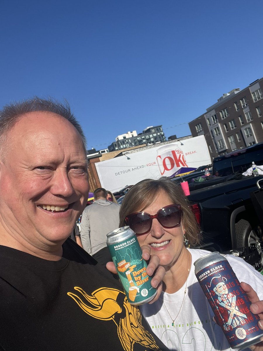 TwinsGeek's tweet photo. First @SalSpice tailgate of the season. Thx @BrokenClockbrew ! #SKOL https://t.co/V4kvoqPZS1
