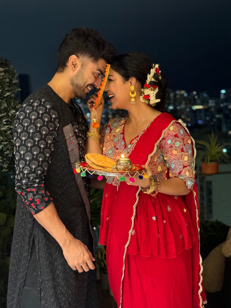 gurruchoudhary's tweet photo. #KarvaChouth ❤️❤️ https://t.co/AYUwqxKqvq