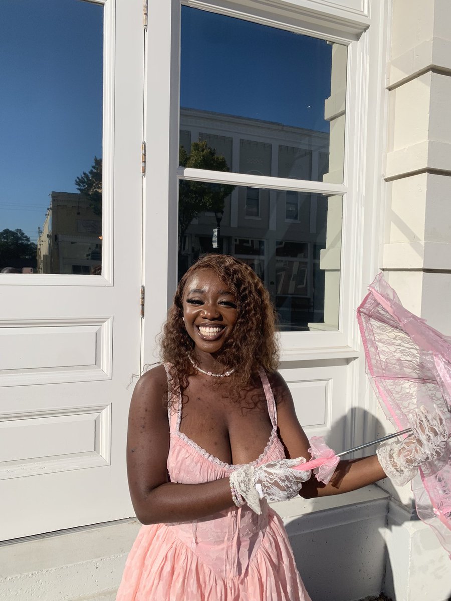 CrystalRozee's tweet image. 22🥂