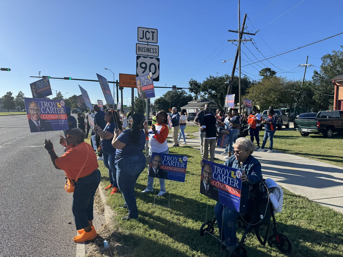 DeeBoydBroker's tweet photo. The super sign wave extravaganza was a major success. Early Voting resumes tomorrow #earlyvoting #roadtoCongress #ReElectTroy4Congress https://t.co/V18U8YMYfy