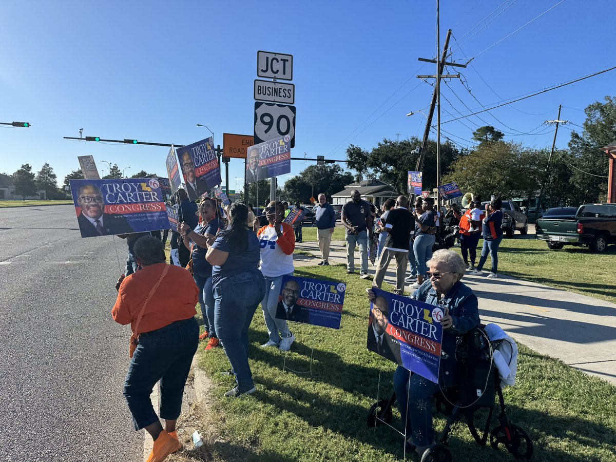 DeeBoydBroker's tweet photo. The super sign wave extravaganza was a major success. Early Voting resumes tomorrow #earlyvoting #roadtoCongress #ReElectTroy4Congress https://t.co/V18U8YMYfy