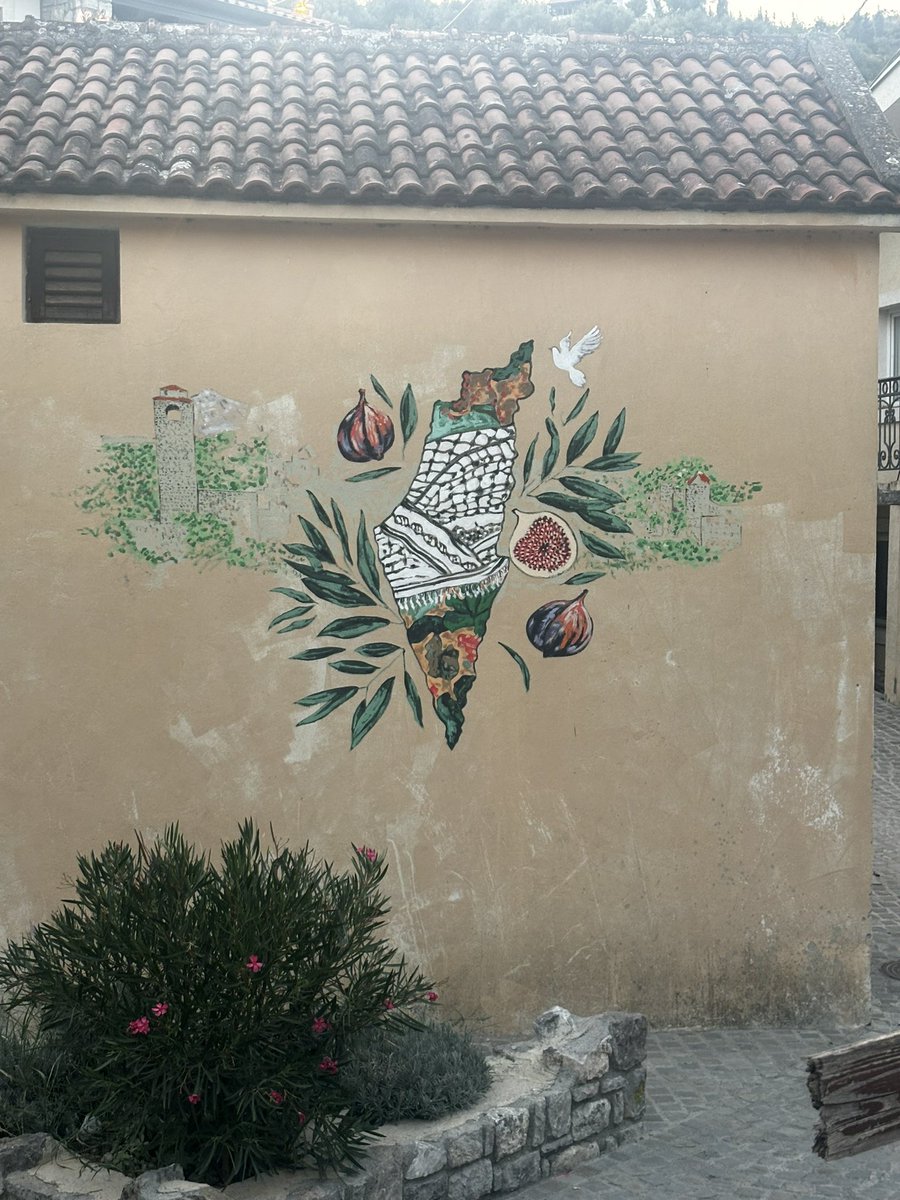 midnyght_elf's tweet photo. @Rrrrnessa Stari Grad Bar in Montenegro has some lovely art as well https://t.co/hHaLwridZH