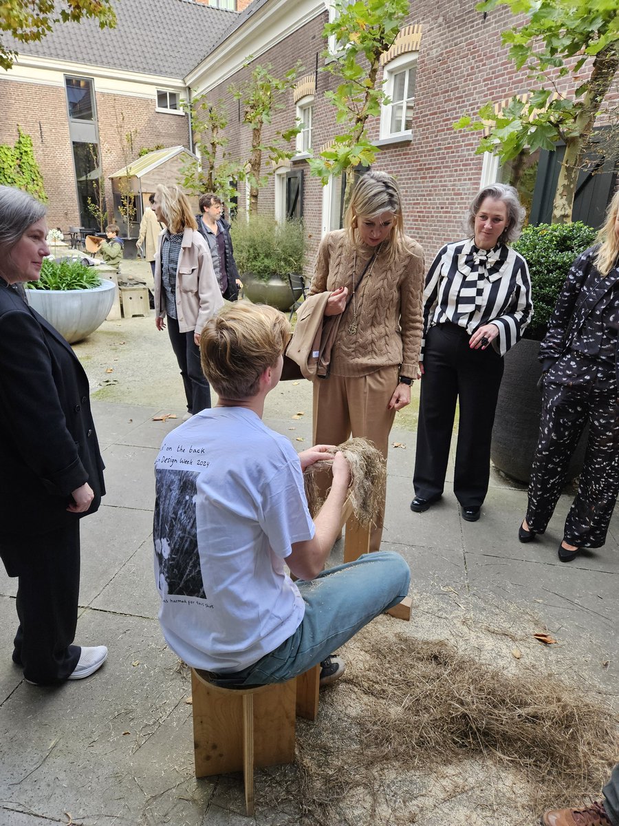 Is it real? Loop je Maxima en consorten tegen het lijf in de Kazerne, nog wel bij het Geldrops bouwgewas-vlasexperiment van architect- Boer Frank 😁 met de DEA studenten. Toeval bestaat niet #ddw24