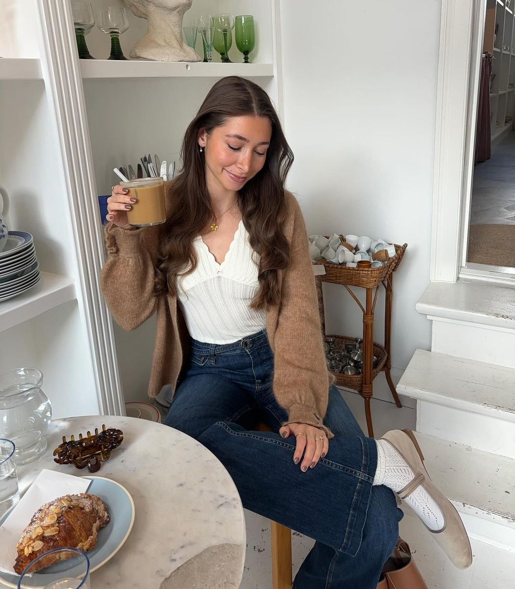 RachelGreen9212's tweet photo. Autumn goes best with cinnamon-flavored coffee. https://t.co/6ihmfeCj6q
