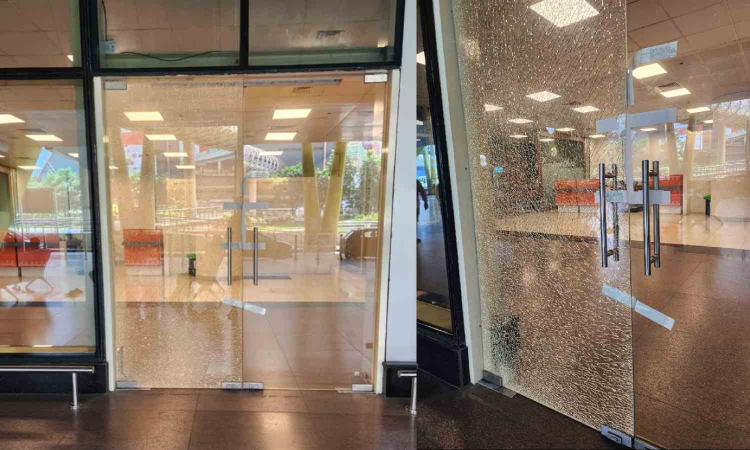 OMRcat's tweet photo. #ChennaiAirport, request you to do a #safetyaudit of such #glassinstallations
#Glassdoor shatters at #ChennaiAirport yet again
Triggers panic among #passengers, #staff
https://t.co/DpgonNdn0Z https://t.co/P5gDCJiwBA