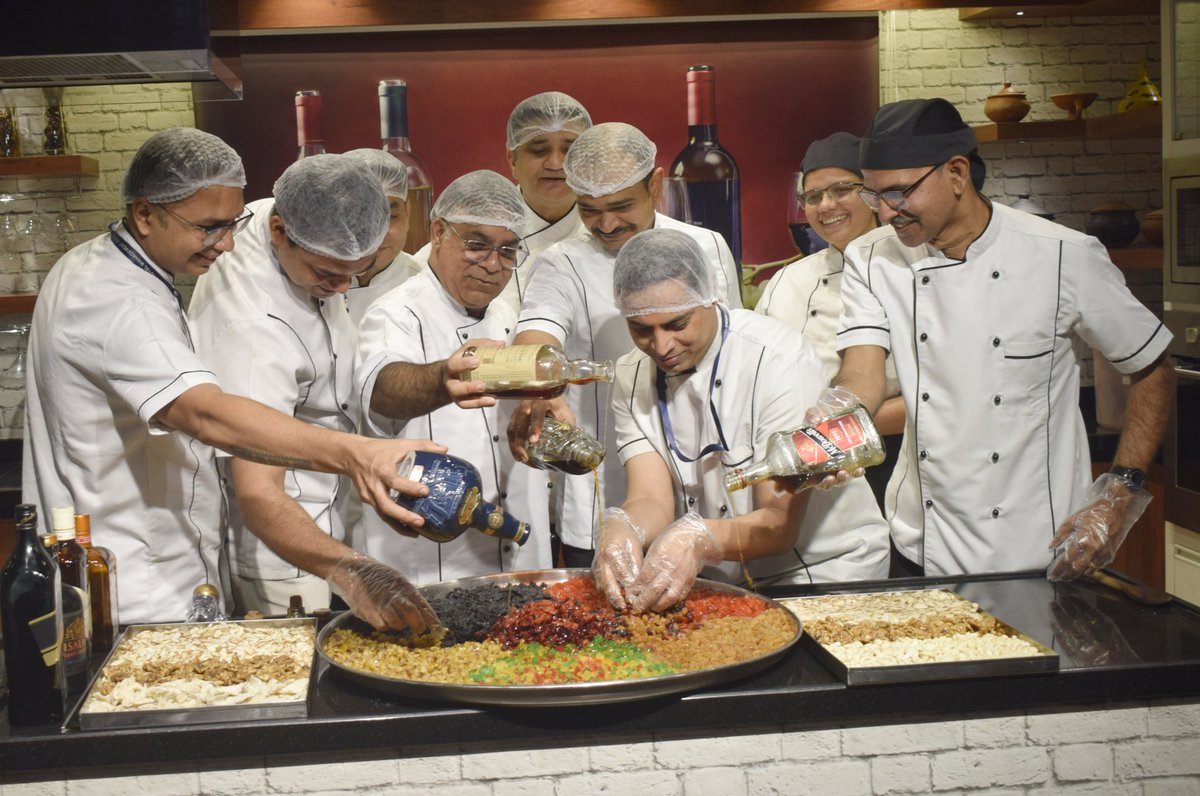 AISSMS_CHMCT's tweet photo. Celebrating the spirit of the season, our team at AISSMS CHMCT joined hands for the joyful Christmas cake mixing ceremony With a blend of festive ingredients and a dash of excitement, we kicked off the holiday celebrations in sweet style.
#CHMCT #AISSMS #PUNE #CHRISTMASCAKEMIXING https://t.co/GoDMLHRYsC