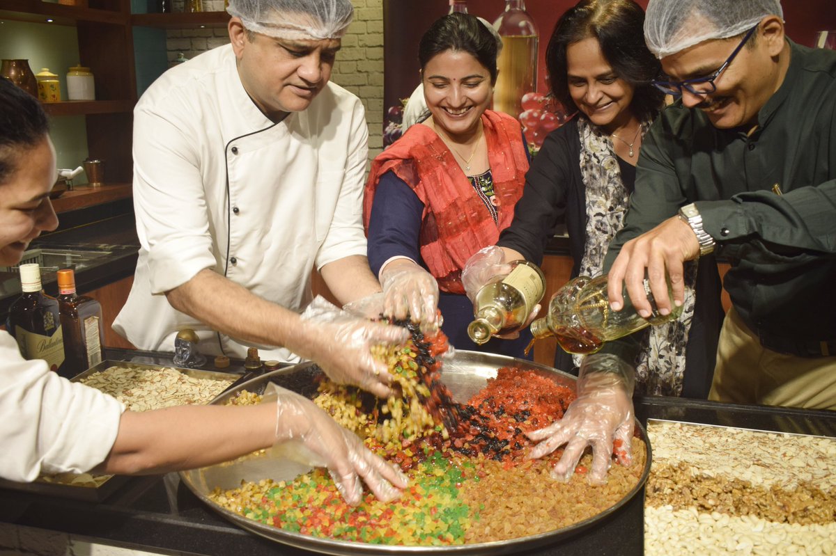 AISSMS_CHMCT's tweet photo. Celebrating the spirit of the season, our team at AISSMS CHMCT joined hands for the joyful Christmas cake mixing ceremony With a blend of festive ingredients and a dash of excitement, we kicked off the holiday celebrations in sweet style.
#CHMCT #AISSMS #PUNE #CHRISTMASCAKEMIXING https://t.co/GoDMLHRYsC