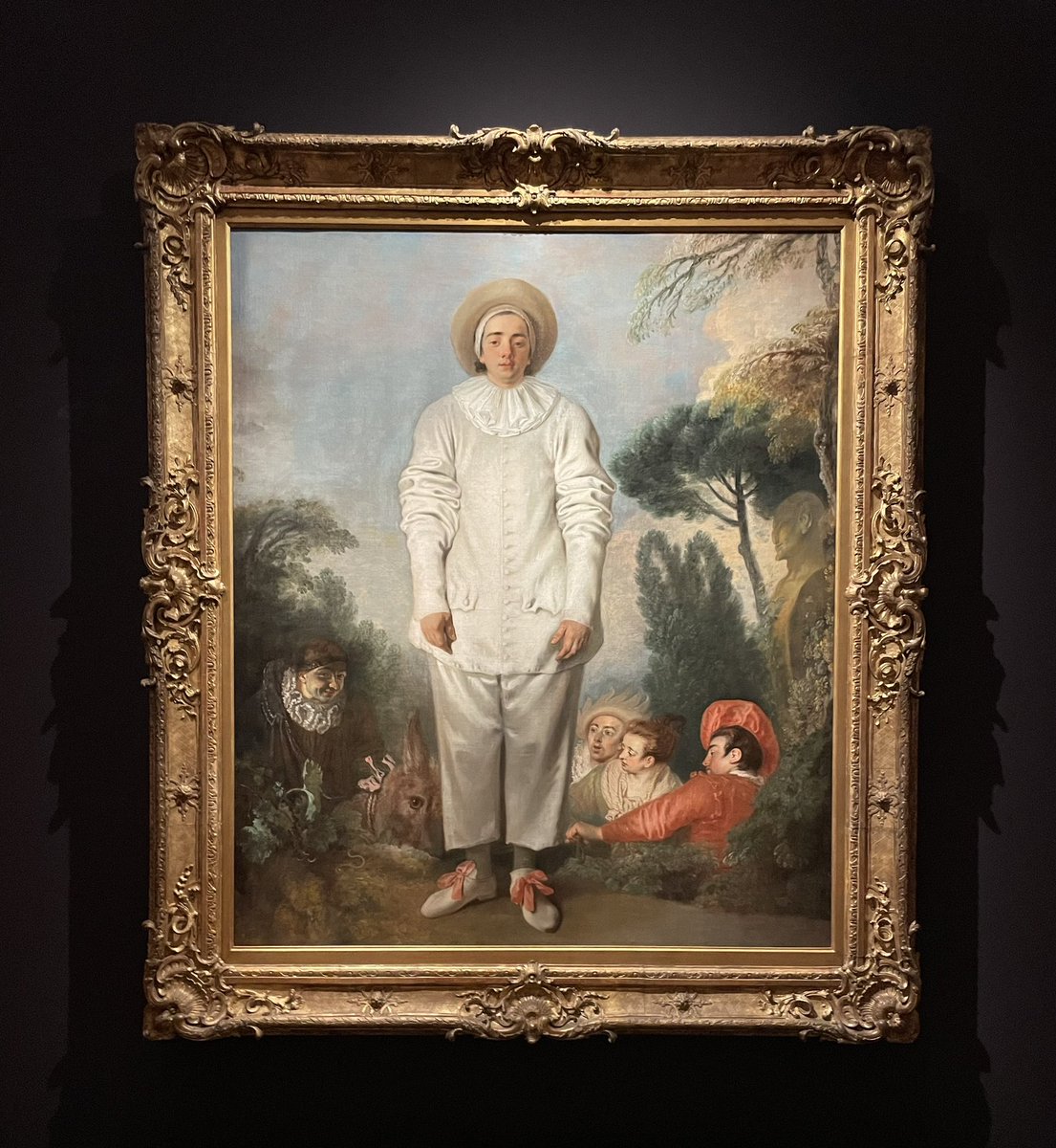 CorentinMD7's tweet photo. Revoir Watteau, et Pierrot suivi de ses représentations toujours saisissantes, Sarah Bernhardt photographiée par Nadar, Rouault, Picasso jusqu’à Alberola ; puis revisiter inlassablement les salles du Louvre. https://t.co/fAJ28mCanl