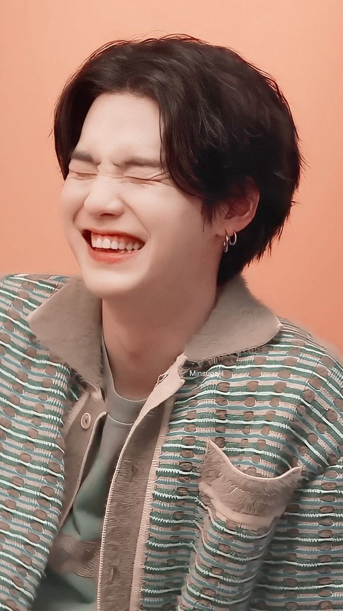 WE LOVE YOU YOONGI
#BTSisSeven
사람들은 말해 세상이 다 변했대
#WeLoveYouYoongi
다행히도 우리 사이는 아직 여태 안 
#YoongiNeverWalksAlone
일곱이라 다행이다
#ARMYLoves7
아포방포 방탄소년단
#7StarsInARMYsGalaxy