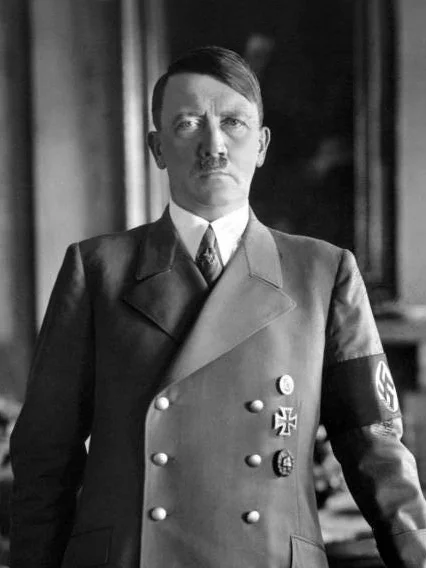 GiorgiaSalvagn1's tweet photo. La storia segreta e proibita dell’alleanza tra sionismo e nazismo
12/07/2023
di Cesare Sacchetti

Questa storia è una di quelle inconfessabili e una di quelle che più atterrisce i poteri che comandano l’Occidente liberale.

È una storia che fa paura alle alte sfere liberali perché essa contraddice, o forse sarebbe meglio dire annienta, tutta la narrazione che ci è pervenuta attraverso la storiografia ufficiale degli ultimi 70 anni.

È la storia dell’alleanza tra sionismo e nazismo. L’ultimo capitolo di questa sacrilega e solo apparentemente assurda alleanza è quello che riguarda le dichiarazioni dell’ambasciatore israeliano in Ucraina, Mykhail Brodsky.

Brodsky ha recentemente affermato che l’ammirazione dei moderni nazisti ucraini verso Stephan Bandera non è poi così scabrosa.

Stephan Bandera è l’eroe dei nazisti ucraini che governano il Paese da ormai nove infausti anni. Bandera è l’uomo che stabilì una solida alleanza con la Germania Nazista per condurre l’Ucraina verso l’indipendenza.

È anche l’uomo che accettò pur di raggiungere tale aspirazione di massacrare gli ebrei ucraini durante gli anni della seconda guerra mondiale.

Quando Vladimir Putin ha fatto vedere al recente forum economico di San Pietroburgo il tipo di orrende e inimmaginabili persecuzioni che i nazisti di Bandera hanno inflitto agli ebrei in molti hanno rabbrividito.

I nazisti ucraini arrivavano a bruciare vivi i neonati. Sono documentati e provati i casi di infanticidi nei quali bimbi appena nati venivano inchiodati ai tavoli per poi subire, come se questo orrore non fosse già abbastanza insopportabile, l’asportazione degli occhi.

La pagina del nazismo ucraino è una pagina scritta con il sangue e di indicibili orrori che difficilmente troviamo in altre pagine di storia.

Sono questi gli “eroi” ai quali si ispira oggi il regime nazista di Volodymyr Zelensky. Sono questi gli uomini con i quali i governanti europei, soprattutto Giorgia Meloni, scambiano calorosi abbracci in pubblico e ai quali le istituzioni liberali rinnovano ogni giorno il loro sostegno e incondizionato supporto.

Oggi l’Occidente liberale e lo stato di Israele si ritrovano alleati in teoria con tutto ciò che apparentemente fino a ieri dichiaravano di voler mettere al bando.

Questa apparente contraddizione si spiega con la segreta, solamente per i libri di storia Occidentali, alleanza tra sionismo e nazismo.

E per comprendere la genesi di questo patto scellerato occorre tornare per un istante indietro al 1917, anno nel quale l’allora primo ministro britannico, Balfour, firmò la celebre, o famigerata dichiarazione Balfour.

La dichiarazione Balfour: il sionismo vuole la Palestina per costruire Israele

Erano gli anni nei quali infuriava il primo conflitto mondiale. La prima guerra mondiale ebbe una rilevanza enorme per i piani della ideologia sionista.

Solamente attraverso questo enorme evento bellico fu possibile abbattere l’impero Ottomano che all’epoca nei piani del sionismo internazionale e della famiglia Rothschild andava rimosso per consegnare il mandato della gestione della Palestina alla Gran Bretagna, la monarchia che questa famiglia di banchieri controllava saldamente almeno dal 1815.

All’epoca si stavano diffondendo rapidamente le idee del padre ideologico del sionismo, Theodor Herzl, che aspirava alla costruzione di una casa nazionale per gli ebrei nel mondo che avrebbe dovuto essere la Palestina.

La Palestina era da tempo un territorio dove non c’era alcuna traccia di ebraismo da molti secoli per via della celebre diaspora che colpì il popolo ebraico dopo che Tito distrusse il tempio di Gerusalemme nel 70 d.C.

Il sionismo nasce da una visione messianica che aspira a riportare in vita l’originario stato di Israele per poi affidare a tale nazione un ruolo di supremazia morale e politica rispetto alle altre nazioni.

Nel sionismo, Israele deve affermarsi e trionfare sopra le altre nazioni con ogni mezzo e ad ogni costo.

Tale movimento fu generosamente finanziato dalla famiglia Rothschild i cui denari sono stati indispensabili negli anni successivi a supportare la causa sionista e la costruzione delle varie istituzioni simbolo del Paese, quali ad esempio la suprema corte israeliana.

Gli ebrei in quella fase erano alquanto divisi. Molti non volevano affatto costruire uno stato ebraico perché credevano che avrebbe alienato e reso stranieri in patria gli ebrei che da molti secoli vivevano nelle nazioni europee e dove erano da tempo perfettamente integrati.

Tra questi oppositori, c’era un gentiluomo dalla corporatura imponente e dai modi miti che si chiamava Edwin Montagu.

Montagu era un uomo di governo e aveva già ricoperto incarichi importanti prima della dichiarazione Balfour.

Era stato segretario finanziario del Tesoro nel 1915 per poi ricoprire l’anno successivo la carica di cancelliere del ducato di Lanchester, la più alta dopo quella di primo ministro nel governo britannico.

Quando venne firmata la dichiarazione Balfour nella quale il primo ministro Balfour garantiva a Rothschild tutto l’impegno del governo britannico nel far sì che la Palestina diventasse la casa degli ebrei, Montagu si oppose strenuamente ad essa.

Montagu aveva un forte senso della patria e riteneva tale dichiarazione antisemita”. Per lui, il sionismo non era altro che “un credo politico malizioso, insostenibile per ogni cittadino patriottico del Regno Unito”.

Esisteva dunque, ed esiste tuttora seppur oscurata dai media ufficiali, una corrente del mondo ebraico che non si riconosceva e non si riconosce in nessun modo nel sionismo e considerava tale filosofia una minaccia letale per gli ebrei.

La Germania Nazista alleata della lobby sionista

Negli anni successivi vengono poste le fondamenta di quella sacrilega alleanza menzionata in precedenza tra sionismo e nazismo che avrà un ruolo imprescindibile per la nascita di Israele nel 1948.

Quando Adolf Hitler sale al potere e inaugura la stagione della Germania Nazista nel 1933 uno dei suoi primissimi atti di governo è stabilire un solido patto con la federazione sionista della Germania e l’agenzia ebraica per la Palestina.

Così nasce la famigerata Haavara, ovvero quel trattato senza il quale si può affermare senza timore di smentita la costruzione del futuro stato ebraico sarebbe stata praticamente impossibile.

Attraverso tale accordo infatti giungono in Palestina almeno 70mila ebrei tedeschi altamente preparati e specializzati che avranno un ruolo di primo piano nello stabilire la futura classe dirigente israeliana.

Va considerato inoltre che una volta giunti in Palestina, agli ebrei tedeschi venne data la possibilità di comprare con i loro fondi beni prodotti dalla Germania Nazista per un valore pari alla cifra di 125 milioni di marchi tedeschi.

Ciò porta ad un altro paradosso accuratamente nascosto dagli storici e accademici degli atenei liberali.

Mentre dunque da un lato alcuni esponenti del mondo ebraico lanciavano un boicottaggio di tutto ciò che veniva prodotto in Germania, dall’altro i leader del mondo sionista si premuravano di correre in soccorso di Adolf Hitler e gli mettevano a disposizione ingenti somme di denaro senza le quali il regime nazista difficilmente avrebbe potuto sopravvivere.

La storia vera e documentata con fatti e prove inoppugnabili non narra dunque di una contrapposizione tra nazismo e sionismo. Narra di una loro stretta alleanza.

Il sionismo era così benvoluto dal furher che l’associazione Reich Union governata da esponenti del mondo sionista era praticamente l’unica alla quale veniva consentito di esistere mentre le altre venivano tutte messe al bando dai nazisti.

Quando si guarda allo scopo della Reich Union si comprende il perché di tale esclusivo e speciale privilegio. Questa associazione si proponeva di far migrare tutti gli ebrei tedeschi in Palestina, compresi anche quelli che non avevano alcuna intenzione di lasciare la Germania.

Il nazismo teneva così tanto a dare ad Israele la popolazione di cui aveva bisogno per nascere che Adolf Eichmann in Austria stabil nel 1938 l’ufficio centrale per la migrazione ebraica. In Austria, i nazisti costruirono dei campi di preparazione per la vita nei kibbutz israeliani.

Ad alcuni lettori potrà apparire surreale. Adolf Eichmann, l’aguzzino degli ebrei, che si prodiga per la causa dello stato di Israele.

Eppure è esattamente ciò che è accaduto solo che queste pagine di storia sono state accuratamente occultate perchè disturbano la narrazione dei nazisti come soli ed esclusivi colpevoli dei crimini consumatisi in quegli anni.

Come si vede, fu la persecuzione degli ebrei da parte di Hitler che creò dal nulla la necessità di una migrazione di massa.

Agli esponenti delle varie associazioni sioniste, ciò andava benissimo. Le persecuzioni degli ebrei sono ciò che consentirono di costruire la narrazione della necessità di dare vita ad un “rifugio nazionale” per gli ebrei tedeschi ed europei.

È per questo che i vertici del sionismo internazionale non dissero una parola di fronte all’allontanamento ed espulsione degli ebrei dalla vita civile in Germania.

E non dissero nulla nemmeno quando i nazisti espulsero circa duemila accademici e scienziati dalle università in Germania e rimasero in silenzio anche quando gli ebrei vennero deportati ad Auschwitz e massacrati.

Quando iniziarono le deportazioni degli ebrei nel famigerato campo di concentramento, il rabbino Michael Dov Weissmandl mise a disposizione delle mappe per consentire di bombardare il sito ma i leader della comunità sionista non mossero un dito per salvare i deportati ebrei.

Voltarono le spalle a Rabbi Weissmandl che poi accusò pubblicamente i leader sionisti di aver consegnato al massacro gli ebrei pur di giungere al loro fine che voleva la nascita dello stato di Israele.

Israele è dunque nata con il sangue degli ebrei mandati al macello da Hitler aiutato e foraggiato dagli alleati sionisti.

C’è poi un altro sconvolgente e documentato fatto che riguarda il campo di concentramento di Auschwitz.

In tale campo, gli ebrei venivano usati come schiavi per la lavorazione dei prodotti del colosso farmaceutico tedesco, I.G. Farben, che è stato diretto fino al 1938 da Max Warburg, appartenente alla nota famiglia di banchieri.

Nell’azionariato della I.G. Farben c’erano anche i Rockefeller e ciò significa che la dinastia di banchieri di New York utilizzò il lavoro forzato degli schiavi ebrei per i propri profitti personali.

Lo stesso colosso farmaceutico produceva il famigerato gas Zyklon b che si ritiene sia stato utilizzato per poi uccidere gli ebrei detenuti nei campi.

I Rockefeller fecero una fortuna dallo sterminio delle famiglie ebree.

I mandanti delle stragi degli ebrei tedeschi prim’ancora che a Berlino erano Oltreoceano, nei lussuosi uffici delle banche di Wall Street ma ciò ovviamente non viene mai detto alle comitive di studenti che ogni anno vengono portate in pellegrinaggio ad Auschwitz.

Occorre raccontare la favola di un Hitler venuto fuori dal nulla senza rivelare ai giovani e al resto della popolazione chi furono gli architetti di quegli eccidi.

È molto più conveniente sventolare il vessillo dell’antinazismo, ormai tra l’altro solo di pura facciata, senza dire la verità su coloro che permisero la rapida ascesa del nazismo.

Chi finanziò Hitler?

La storia del tradimento del popolo ebraico può essere spiegata soltanto con la presa del potere di Adolf Hitler.

A stabilire un profondo e strettissimo rapporto con il sionismo fu proprio lui. Un legame persino più stretto sotto certi aspetti di quello che la Gran Bretagna già aveva con le varie associazioni sioniste.

La storiografia ufficiale ci racconta dell’ascesa improvvisa al potere di Hitler ma tace sul mistero del rapido successo di quello che fino a pochi anni prima era considerato solamente uno “spiantato” senza risorse che nel giro di pochi anni conquistò il Paese più importante dell’Europa Centrale.

Ciò che non viene mai approfondito è l’origine dei fondi che consentirono ad Adolf Hitler di conquistare la Germania.

A questa domanda si possono trovare delle risposte in un libro che è stato accuratamente occultato dagli storici liberali e intitolato “Le origini finanziarie del Nazional Socialismo” scritto nel 1933 da uno scrttore che scelse lo pseudonimo di Sydney Warburg per spiegare da dove giunsero i capitali per finanziare il nazismo.

Warburg narra di un incontro tenutosi nel luglio del 1929 ai livelli più alti della finanza newyorchese al quale parteciparono il presidente della celebre banca JP Morgan assieme al giovane John D. Rockefeller.

In tale incontro, fu deciso di dare ad Adolf Hitler tutti i capitali di cui aveva bisogno purché questi avesse mantenuto una “politica estera estremamente aggressiva”.

Warburg si recò in Germania dal 1929 al 1933 e nei suoi periodici incontri con Hitler trasferì al partito nazista la enorme somma – all’epoca lo era ancora di più – di 25 milioni di dollari.

Il libro già in quegli anni venne fatto immediatamente sparire dagli scaffali delle librerie in Europa e negli Stati Uniti.

Dopo la guerra, il politico conservatore tedesco Franz von Papen ne raccomandò la lettura, e nel 1975 alcuni ricercatori rivelarono che il suo autore era in realtà Otto Strasser, un politico membro del partito nazista fino al 1934, anno in cui venne espulso da Hitler per via della sua opposizione alle politiche di discriminazione razziale imposte dal fuhrer.

L’uomo che mise a ferro e fuoco l’Europa, l’uomo che invase la Polonia, l’uomo che deportò innocenti ebrei nei campi di sterminio fu secondo questa ricostruzione un prodotto del laboratorio politico della finanza newyorchese.

È una verità atroce e sconvolgente che dimostra come la gestazione del nazismo sia stata concepita sin dai suoi esordi da determinati ambienti finanziari per raggiungere un altro scopo.

Quello di gettare le fondamenta del futuro stato ebraico che nascerà nel 1948 proprio con il decisivo contributo di Hitler che darà ad Israele la popolazione di cui avrà bisogno per potersi definire pienamente uno stato.

Al tempo stesso si raggiunse un altro fine non affatto secondario nell’ottica di tali poteri. Si uccise lo Stato nazionale in Europa e si iniziò a trasferire i poteri che prima erano assoluta prerogativa degli Stati nelle mani di organizzazioni sovranazionali quali l’ONU, la banca mondiale e il FMI.

Quanto scrisse Warburg, o Strasser, troverebbe una perfetta continuità negli accadimenti successivi alla guerra.

I documenti declassificati della CIA hanno rivelato che il governo americano era informato della possibilità che Hitler non fosse morto suicida a Berlino nel suo bunker nel 1945 ma che invece fosse riuscito a fuggire in America Latina nella quale sarebbe rimasto sino alla sua morte naturale avvenuta presumibilmente nei primi anni 60.

Una volta compiuta la sua “missione” i poteri che riempirono le casse del partito nazista a Hitler gli consentirono un passaggio e un soggiorno sicuro in Argentina.

Non una parola di questa storia è stata mai raccontata al pubblico italiano e Occidentale. E non una parola di queste informazioni viene detta dai rappresentanti della comunità ebraica nelle annuali giornate del ricordo che mirano a sensibilizzare il pubblico agli orrori delle persecuzioni subite dagli ebrei senza però rivelare un’atroce verità.

Ci furono ebrei che condannarono a morte altri ebrei per i loro interessi politici. Ci furono ebrei che piuttosto che proteggere i loro fratelli finanziavano il loro carnefice.

E oggi gli stessi esponenti della comunità ebraica che pretendono di rappresentare tutti gli ebrei tacciono sulla prosecuzione di questa alleanza sacrilega che vede Israele e i vari gruppi sionisti difendere coloro che sventolano vessilli nazisti in Ucraina.

La storia che vede la svastica nazista a fianco della stella a sei punte come si vede è molto più antica di quello che alcuni potevano credere e resta ancora oggi probabilmente la più proibita e inconfessabile tra gli storici del secolo scorso e quelli contemporanei.

È una storia che non può essere raccontata perché la sua sconvolgente verità rivelerebbe agli italiani e al mondo chi furono veramente i poteri che trascinarono la Germania, l’Europa e il mondo intero in un inferno di dolore, di morte e di persecuzioni mai viste nel cuore dell’Europa.

Alcune “verità”, spesso parziali e incomplete, vanno ricordate e ripetute all’infinito. Altre invece, spesso molto più vere e scomode delle altre, devono essere accuratamente seppellite e non rivelate al pubblico.