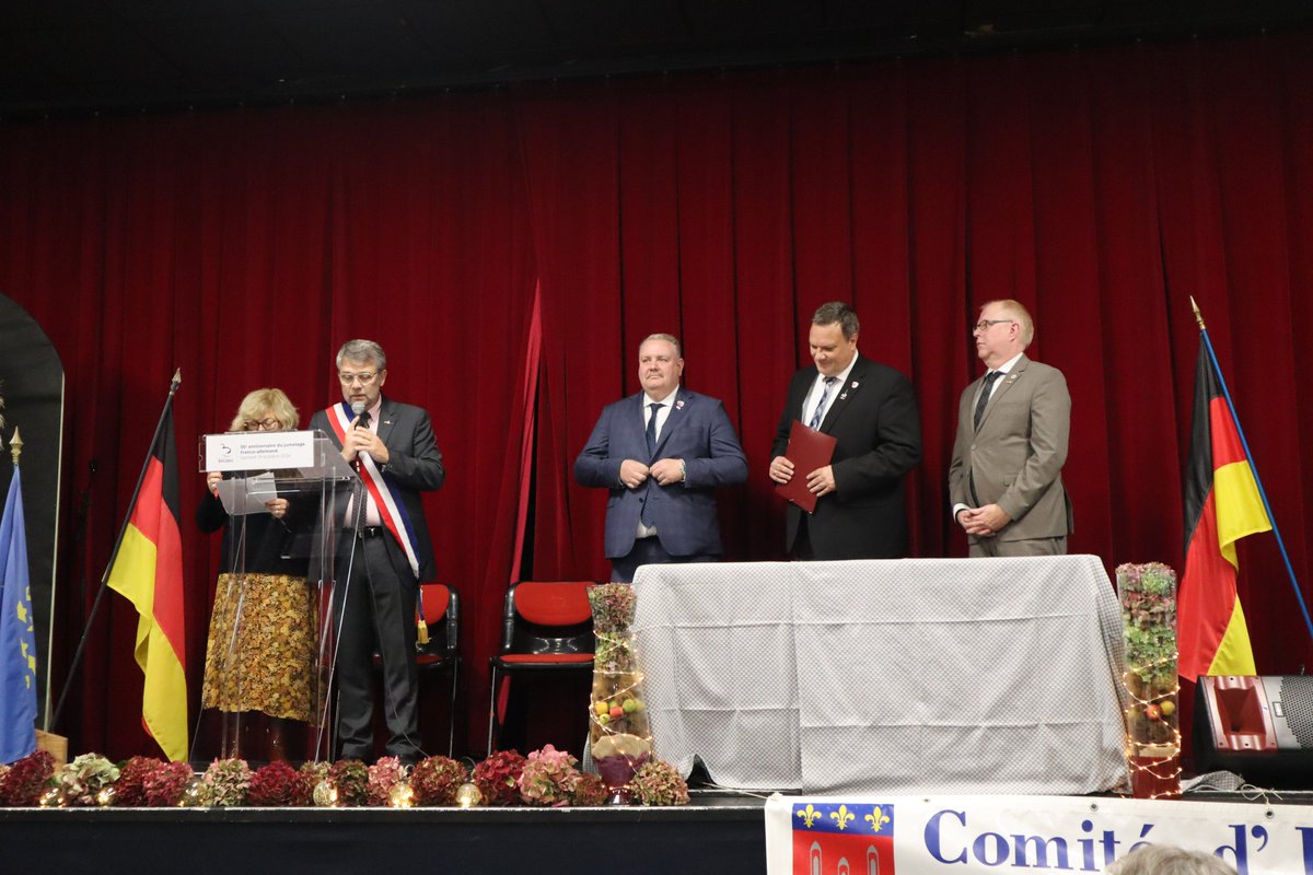 Une délégation Allemande s'est rendue à Bolbec dans le cadre du 55e anniversaire du jumelage entre les communes de #BadEssen #Bohmte #Ostercappeln et #Bolbec.
La charte du jumelage a été signée permettant de continuer à renforcer les liens sincères d'amitié entre les 4 communes.