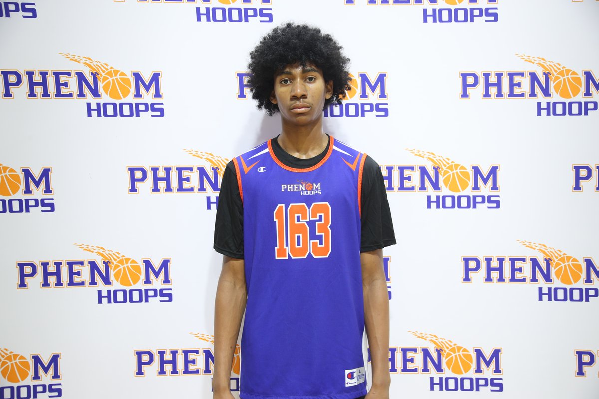 6'6 2027 Kais Parris (Pinewood Prep) is an intriguing prospect, given his length, athleticism &amp; ability to space the floor. Hit multiple 3s. But more importantly, I'm impressed with his activity level on the defensive end, disrupting passing lanes &amp; altering shots. #SCSophomore40