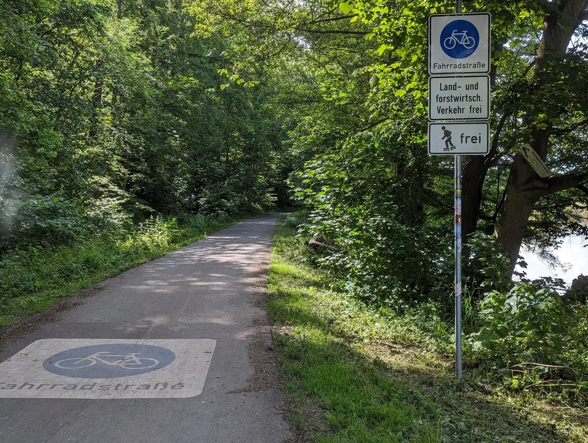 joerg3n's tweet photo. @radverkehr Gilt das auch? Das ist in Eisenach. 😀 https://t.co/OfIN7f7pW7