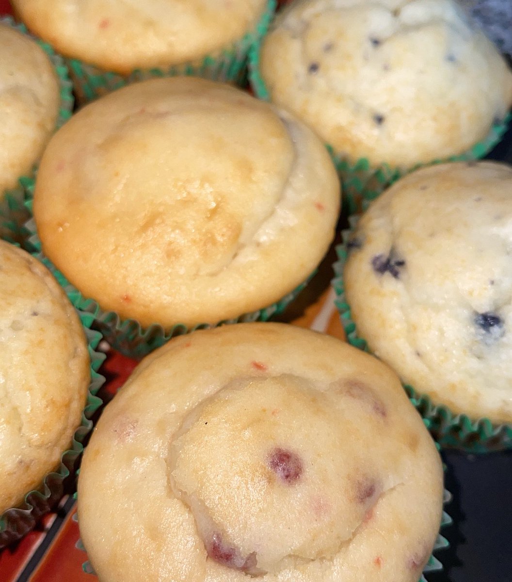 BuzztownM's tweet photo. Blueberry Cheesecake &amp; Strawberry Cheesecake Muffins 🤞🏾💚 https://t.co/wk7LDcBRAv