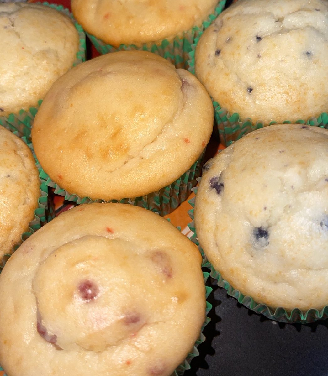 BuzztownM's tweet photo. Blueberry Cheesecake &amp; Strawberry Cheesecake Muffins 🤞🏾💚 https://t.co/wk7LDcBRAv