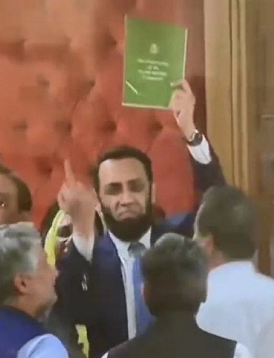 AdnanCh_'s tweet photo. ساری کہانی اس تصویر میں ھے بات یہاں سے شرع ہوہی تھی اور آج اس سے بھی آگے ختم ہوہی عطا تارڑ نے بہت پہلے یہ بتا دیا تھا لیکن اس کے باوجود بھی لوگ جمہوریت آہین قانون بالادستی عدالتوں  پر اندھا اعتماد کیسے کر لیتے ہیں اور پچھلے دو سال سے آہین اور جمہوریت کے نعرے لگاتے رہے !؟ https://t.co/DeN2eXqo1d