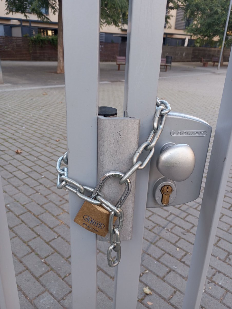 Plaça Mercè Sala, diumenge 17.30h
Espai públic tancat a pany i forrellat!
<a href="/Bcn_SantMarti/">Districte de Sant Martí</a>