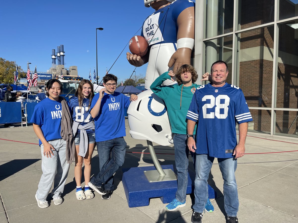 m_chiovari's tweet photo. #miavsind Family game day https://t.co/Ud21ptEQmA