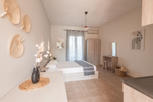 direct_owners's tweet photo. Experience spacious studios perfect for couples or small families, featuring a double bed and an extra single bed. Relax on your private balcony with stunning Kefalonian views, or by the pool with breathtaking mountain scenery.

#DirectOwners https://t.co/DdfLvw6khn
