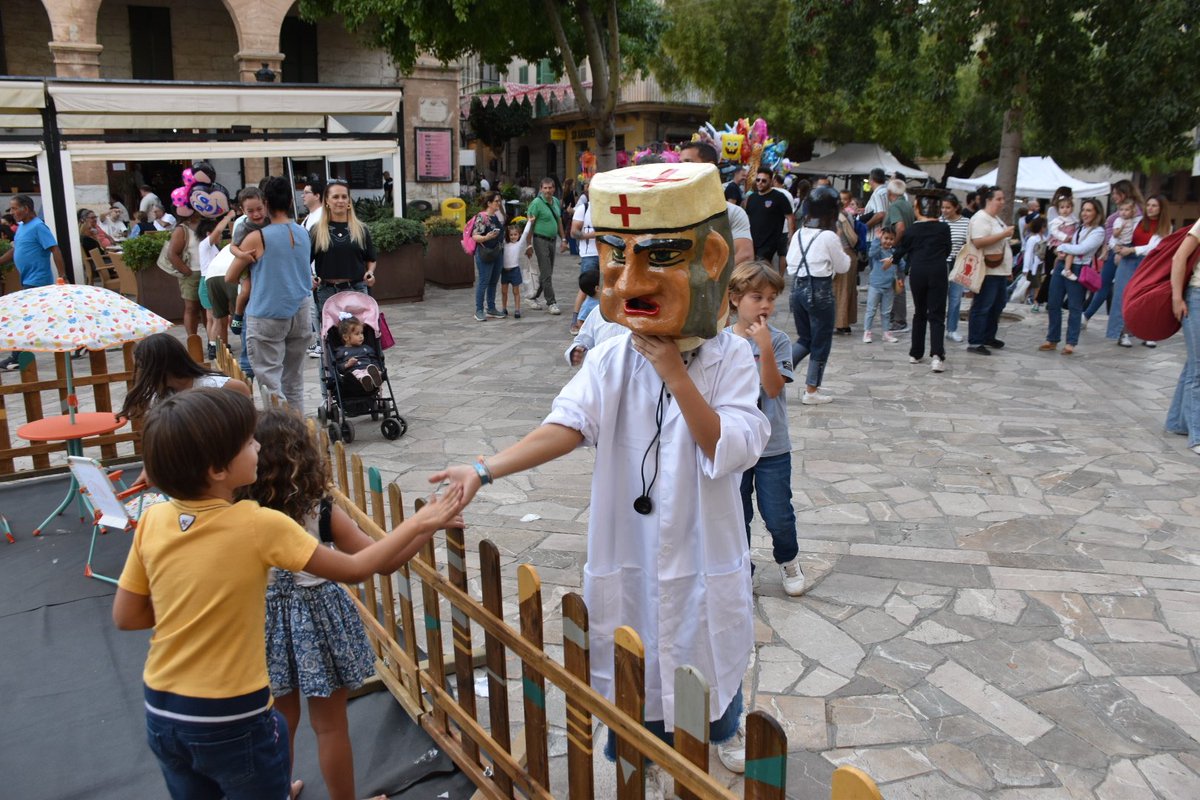 🎉 La tradició desfila per la Fira amb la Cercavila de Caparrots i Xeremiers! 🎶👑 Sortida des de la Plaça de la Llibertat, recorrent tota la Fira, portant música i alegria a tots els racons! 🎺✨ #FiresInca2024 <a href="/incaciutat/">Ajuntament d’Inca</a>