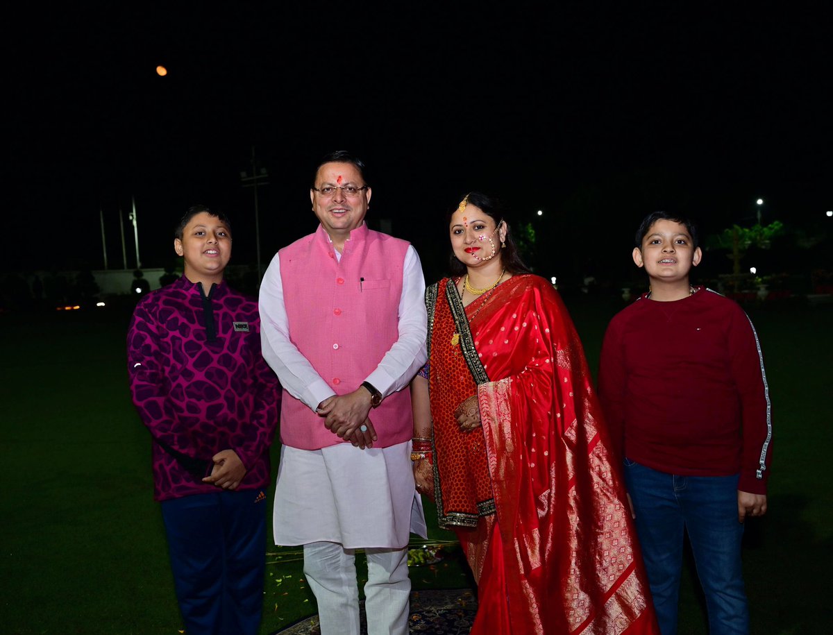 pushkardhami's tweet photo. करवा चौथ के पावन पर्व की हार्दिक शुभकामनाएँ..!

प्रेम और अखंड सौभाग्य के महापर्व करवा चौथ पर प्रदेश में अनेक माताओं और बहनों ने अपने पति की दीर्घायु, आरोग्यपूर्ण एवं समृद्ध जीवन हेतु निर्जला व्रत रखा है। त्याग एवं समर्पण की प्रतिमूर्ति मातृशक्ति को सादर नमन, ईश्वर से प्रार्थना करता हूँ कि आप सभी की मनोकामनाएँ पूर्ण हों।
#KarvaChouth