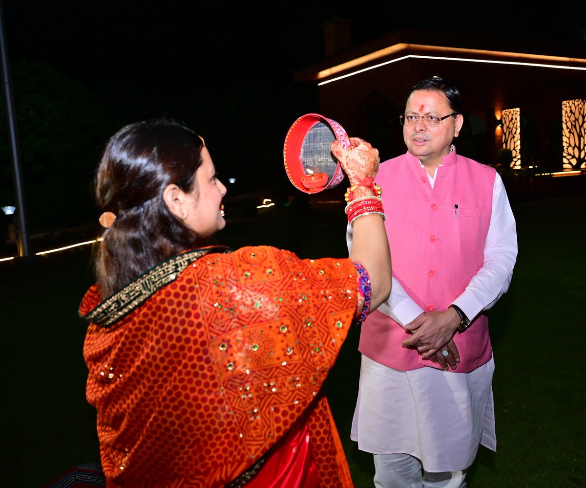 pushkardhami's tweet photo. करवा चौथ के पावन पर्व की हार्दिक शुभकामनाएँ..!

प्रेम और अखंड सौभाग्य के महापर्व करवा चौथ पर प्रदेश में अनेक माताओं और बहनों ने अपने पति की दीर्घायु, आरोग्यपूर्ण एवं समृद्ध जीवन हेतु निर्जला व्रत रखा है। त्याग एवं समर्पण की प्रतिमूर्ति मातृशक्ति को सादर नमन, ईश्वर से प्रार्थना करता हूँ कि आप सभी की मनोकामनाएँ पूर्ण हों।
#KarvaChouth