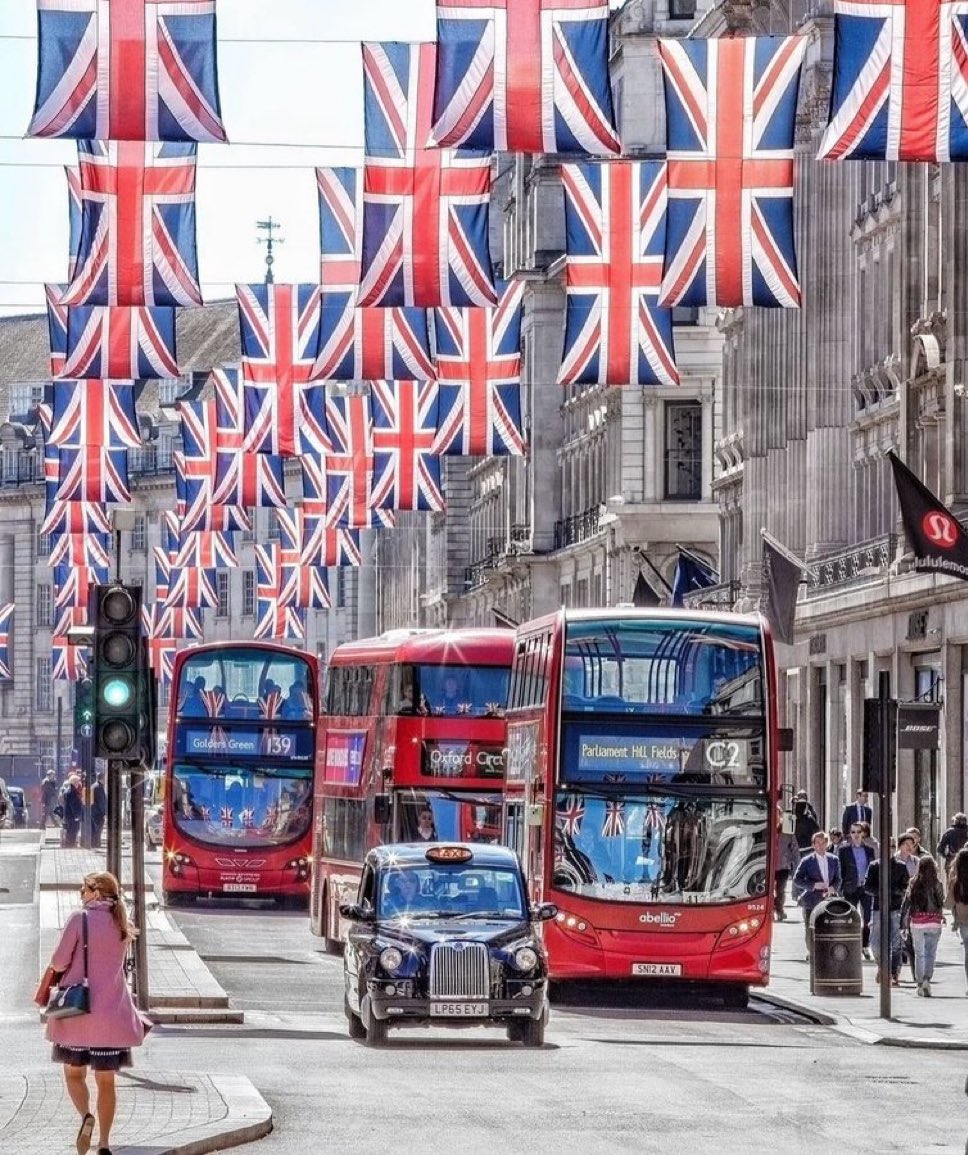 Personally I think London should look like these all year round!

Who Agrees?