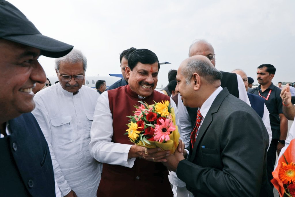 ProjsRewa's tweet photo. मुख्यमंत्री @DrMohanYadav51 का नवनिर्मित रीवा एयरपोर्ट आगमन पर उप मुख्यमंत्री @rshuklabjp रीवा - सीधी सांसद, विधायकगण तथा अन्य जनप्रतिनिधियों एवं वरिष्ठ अधिकारियों ने आत्मीय स्वागत किया।
@CMMadhyaPradesh @OfficeOfRShukla #RewaTakesFlight #प्रगति_पथ_पर_अग्रसर_विंध्य #Rewa https://t.co/44yl9donp1