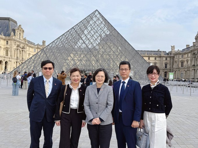 thinking_panda's tweet photo. These Chinese people who speak Chinese and write Chinese from a region that has China in its name are going around Europe proclaiming that they are not Chinese.🤮

Their Chinese ancestors would be ashamed of them. https://t.co/mmKHWAxRKg