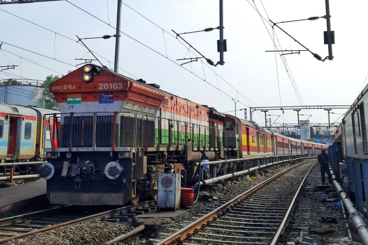 Tricolour WDP4 🇮🇳

22978 Jodhpur Jaipur Intercity SF Express (Highcourt Express) ready to depart Jodhpur with TKD WDP4 20103 ✨️

#IndianRailways <a href="/NWRailways/">North Western Railway</a> <a href="/DRMJodhpurNWR/">DRM JODHPUR</a> <a href="/DRMJaipur/">DRMjaipur</a> <a href="/AshwiniVaishnaw/">Ashwini Vaishnaw</a> <a href="/RailMinIndia/">Ministry of Railways</a> <a href="/RavneetBittu/">Ravneet Singh Bittu</a>