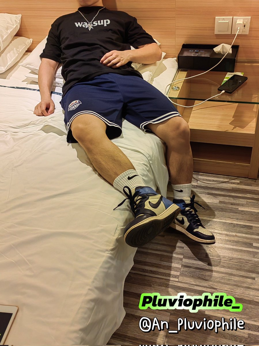 An_Pluviophile's tweet photo. “今天的酒，微苦”
睡��，忘掉一切，
由我暂时接管你的身体，
好好休息，你想要的，都在梦里。
   
好梦。 https://t.co/EYyNc57FrU