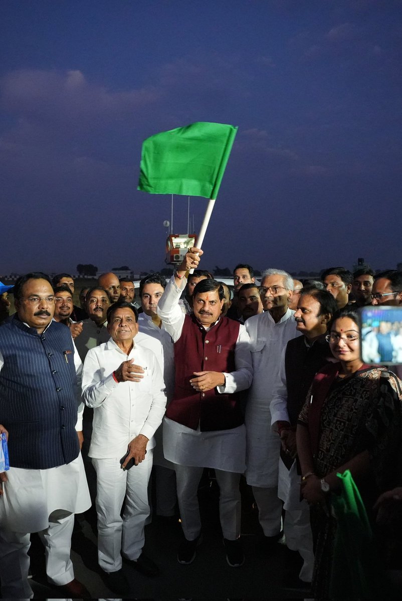ProjsRewa's tweet photo. रीवा एयरपोर्ट से आज से नियमित विमान सेवा प्रारंभ हो गई। मुख्यमंत्री @DrMohanYadav51 ने हरी झण्डी दिखाकर विमान को रवाना किया। इस पहली उड़ान में उप मुख्यमंत्री @rshuklabjp सहित दस यात्री भोपाल रवाना हुए।
@CMMadhyaPradesh #RewaTakesFlight #Rewa #प्रगति_पथ_पर_अग्रसर_विंध्य https://t.co/8p5qxSoEuF