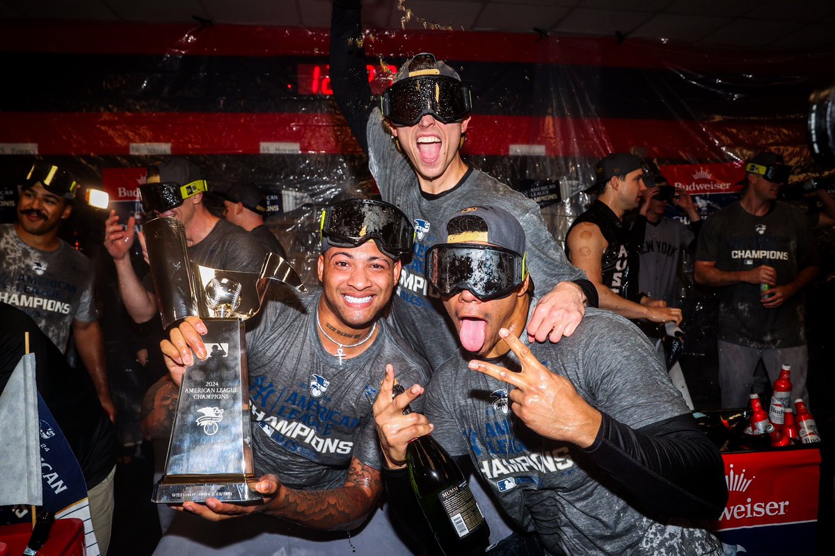 Yankees's tweet photo. Cheers 🍻 

#RepBX https://t.co/rHWm8oog1G