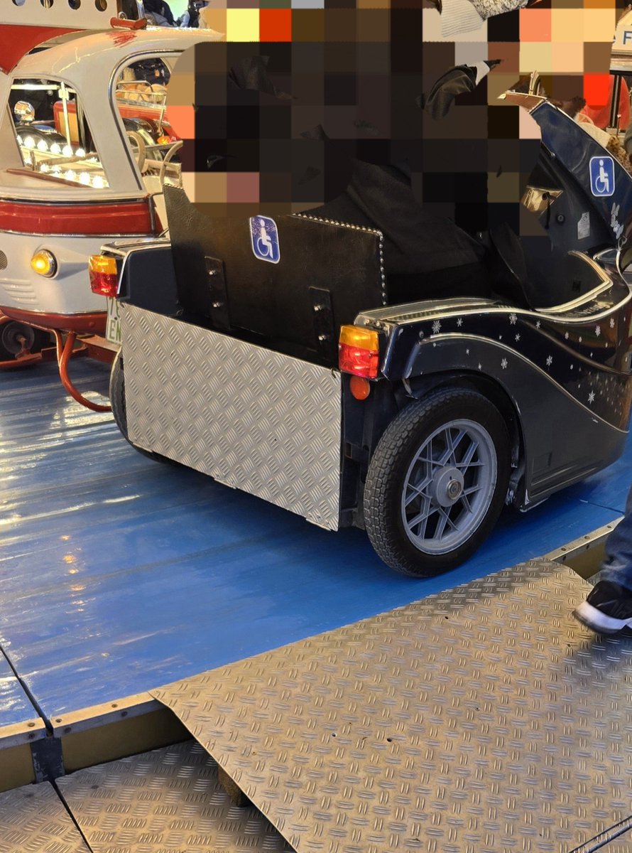 DerFrankyman's tweet photo. Wie findet ihr das? Ein Kinderkarussell für Kinder mit Rollstuhl. Aufm Bremer Freimarkt entdeckt. https://t.co/7hyTvtwtd6