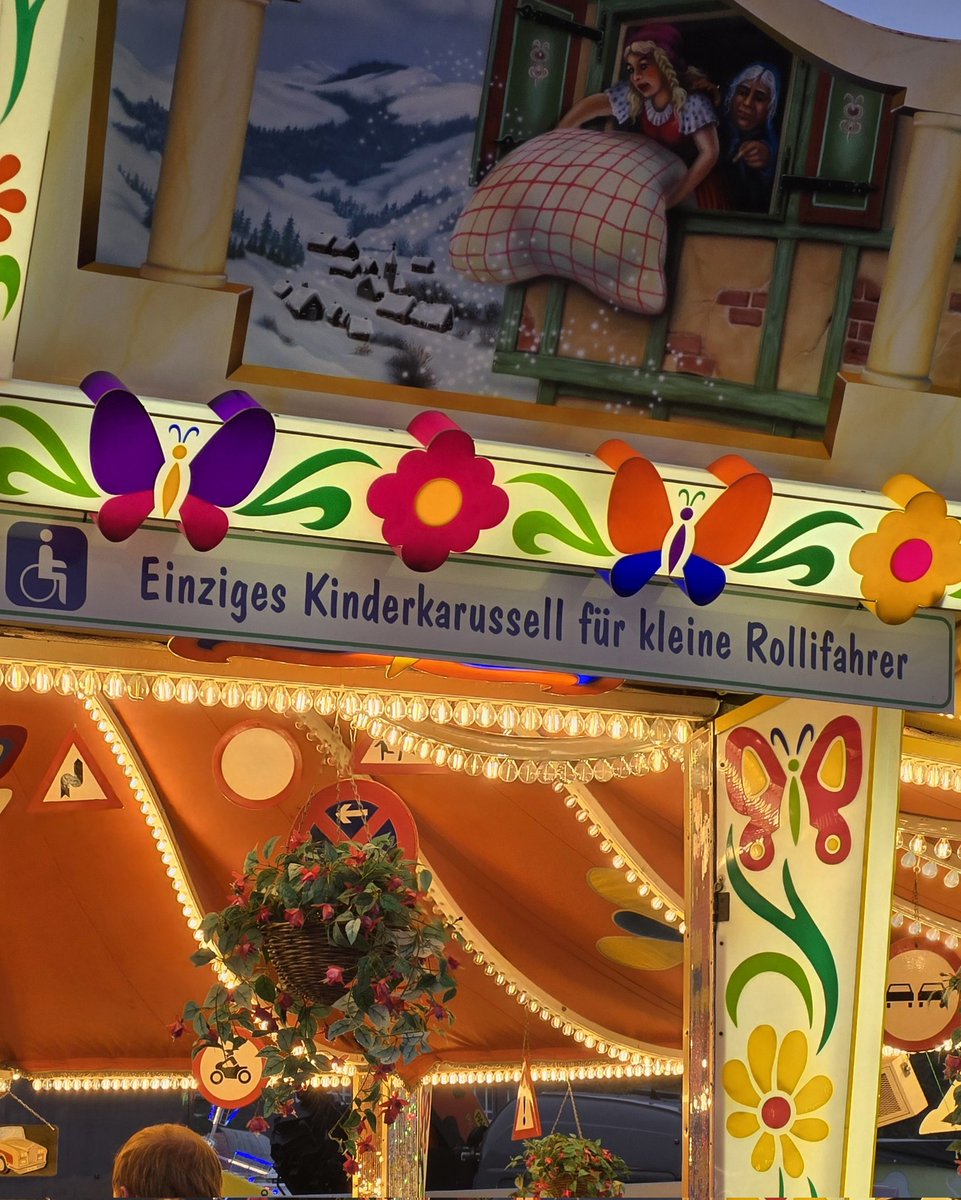 DerFrankyman's tweet photo. Wie findet ihr das? Ein Kinderkarussell für Kinder mit Rollstuhl. Aufm Bremer Freimarkt entdeckt. https://t.co/7hyTvtwtd6