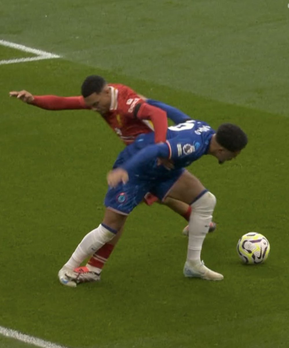 VdykCFC's tweet photo. The Liverpool scumbag penalty has been given yet again

Penalty                                      No penalty https://t.co/ijYbbjuVQO