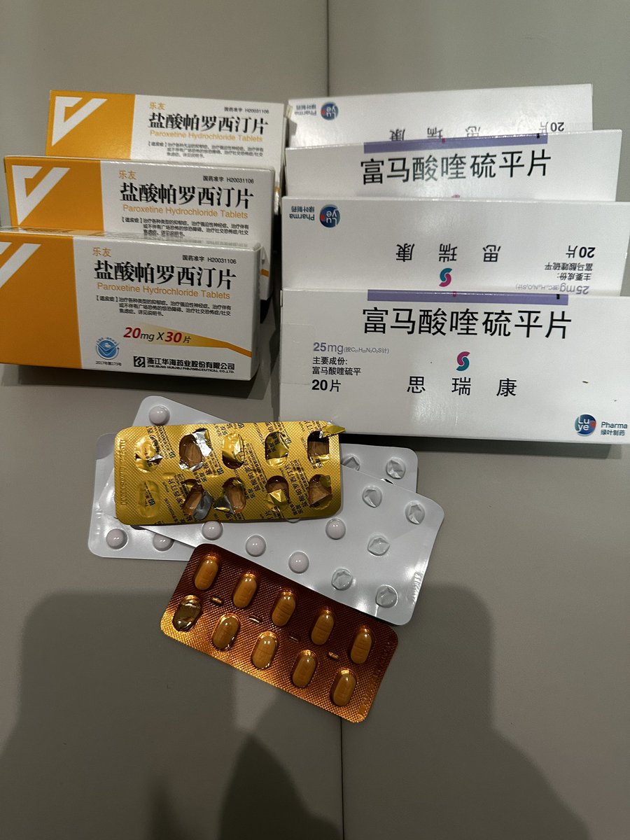 其实我有重度抑郁中度焦虑，目前服药两年。拿出来说是因为最近被另外一位抑郁患者骂，为了避免以后撕逼被说攻击抑郁症患者所以现在避免到时落下话柄。
我目前对于自己生病的事非常的平常心，常年生病导致大脑无法分泌的物质在药物帮助下得到了缓解，今年开始逐渐减量。
我不缺爱、不自残、不自杀、不阴暗，只缺钱和包包，最缺钱和包包。
生活上开始积极健身、尝试学习新东西、饮食注重健康、重建附近、喜欢社交、喜欢出去玩、喜欢探新的店，尝试非常多新鲜事。
患病痛苦多年从泥潭爬到现在我基本什么苦都吃过，所以想对同样生病的你说坚持服药。
健身后最爽的事是🈶门槛哥开始给我分享运动，真的是太棒了！