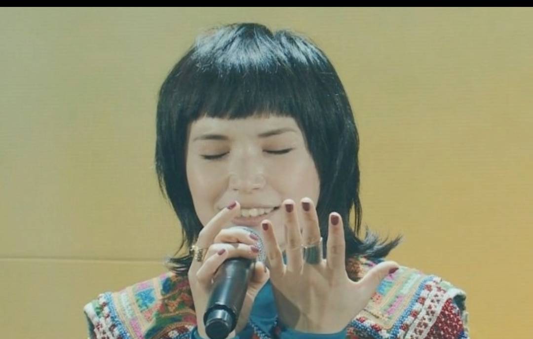 44Renbe's tweet photo. #NHK  #チコちゃんに叱られる
視聴して〜大変勉強させて頂きました🙇😅

聞き手に異なる印象を与える2つの倍音について〜🎵✨✨

◎整数次倍音‐規則正しく力強い音に聞こえ、カリスマ性や荘厳性をもたらす〜🎵✨✨
B’zの稲葉さん、Superflyの越智志帆さん等々、ロック歌手やアップテンポのアーティスト達〜🔥🎵✨✨

◎非整数次倍音‐不規則な波長でかすれたような音、親密性や自然的な癒やしを〜💎🎵✨✨
桑田佳祐さんや宇多田ヒカルさん、スガシカオ等々、心にしっとり訴えるアーティスト達〜🎵✨✨

我らの歌姫、越智志帆さんは音声分類的には前者の整次倍音の部類のようですが(超納得👍😆)
さらにこの2通りの倍音または表現のダイナミクスを適宜駆使してあらゆる楽曲を歌い上げているようにも(勝手に)感じてはおります〜🤔😌🎵✨✨

そのこともですが、flyerの端くれとしてさらに思うのは〜・・🤔🤔

日本の誇る大御所シンガーは数多あれど〜🎵✨✨
そしてそれら大歌手を驚くほどのクオリティで歌真似する優れた方々も同様に数多あれど〜😱🎵✨✨

・・いまだかって、誰もこの越智志帆という稀代のシンガーの声色(こわいろ)を真似ることができない〜それらしく、この歌姫の歌唱〜その雰囲気を模倣することすら音楽の神様は許さない〜💎🔥🎵✨✨

というのが、いちflyerとしての勝手な見解なのです〜🙇😅

そしてつまりはそれが〜・・
flyerとして、『唯一無二のシンガー💎🔥』を推しと出来得る〜とても大きな幸福感の一つにほかならないのでございます〜🙇😆😌👍🎸🎹🎵✨✨
#Superfly　#越智志帆