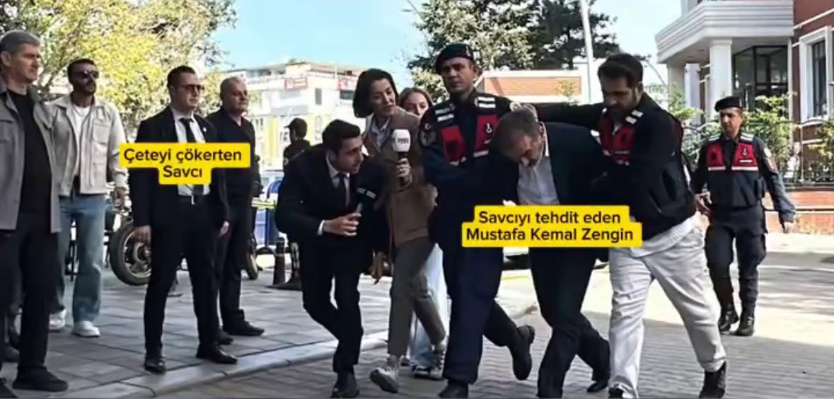 Yeni Doğan çetesini aylarca dinletip, her elamanını hapse gönderen Cumhuriyet Savcısı Yavuz Ergin'in,

kendisini tehdit eden Yenidoğan Çetesi üyesi Mustafa Kemal Zengin'in gözaltına alındığı sırada da fotoğrafa girmiş.