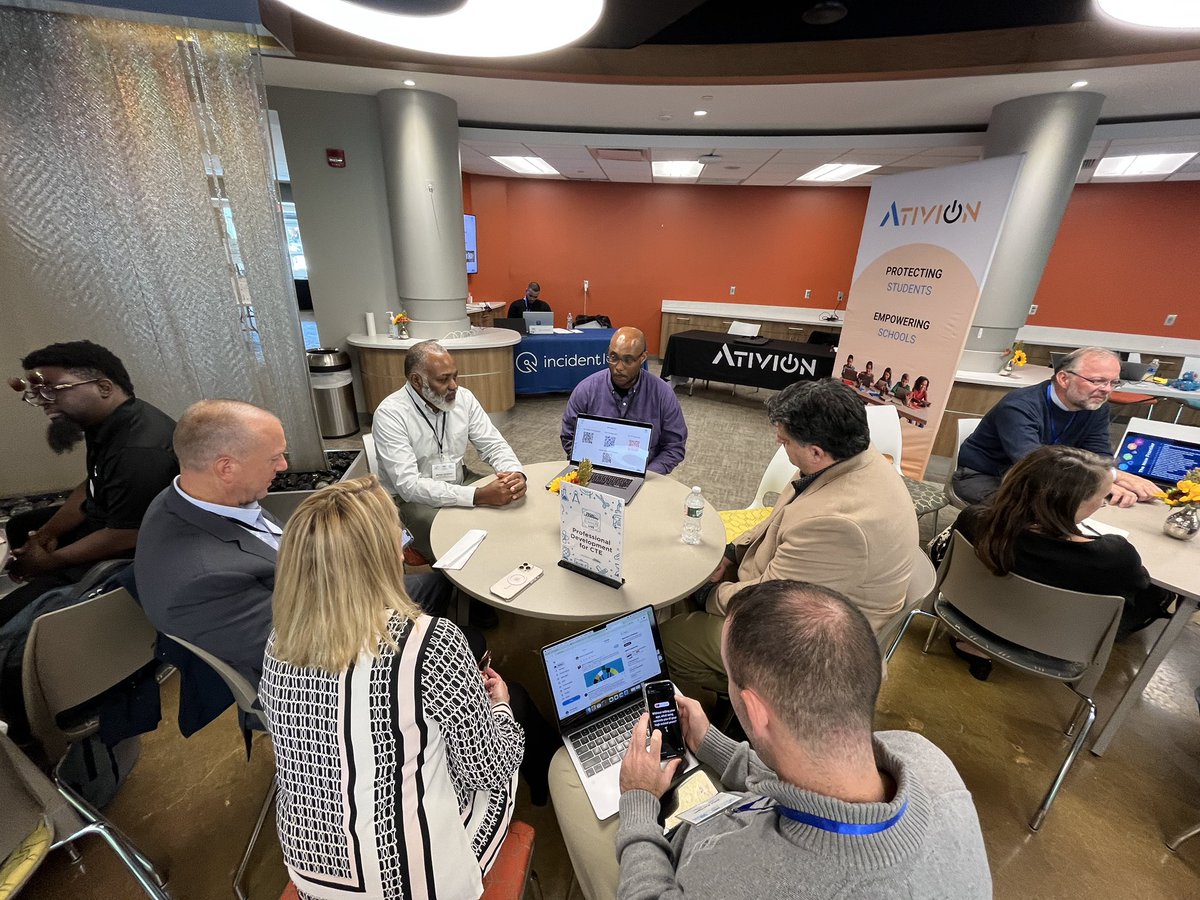 CharlesRandolp3's tweet photo. #TLTechLive @techlearning -“Edtech leaders supporting and helping other Edtech leaders” @mgoodman06 https://t.co/5SWSUVg0jU