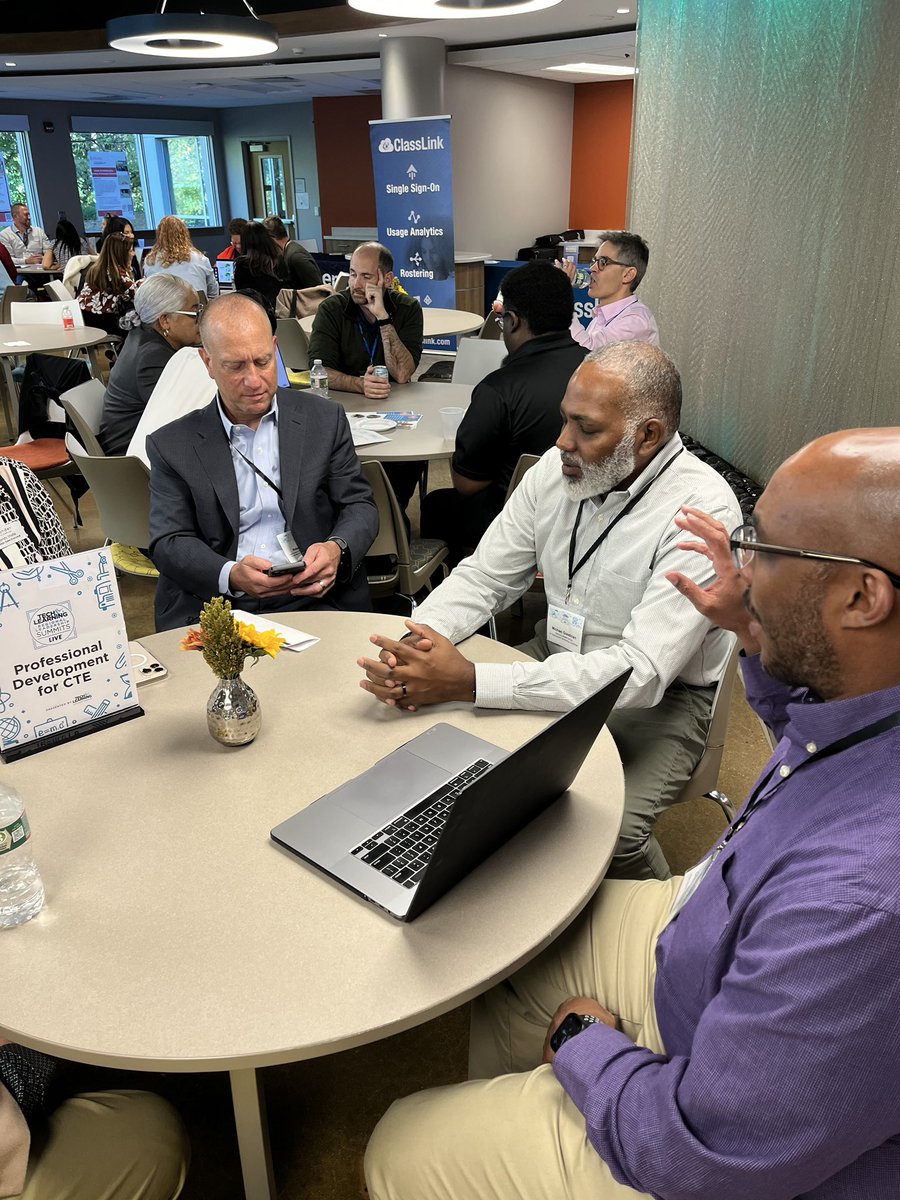 CharlesRandolp3's tweet photo. #TLTechLive @techlearning -“Edtech leaders supporting and helping other Edtech leaders” @mgoodman06 https://t.co/5SWSUVg0jU