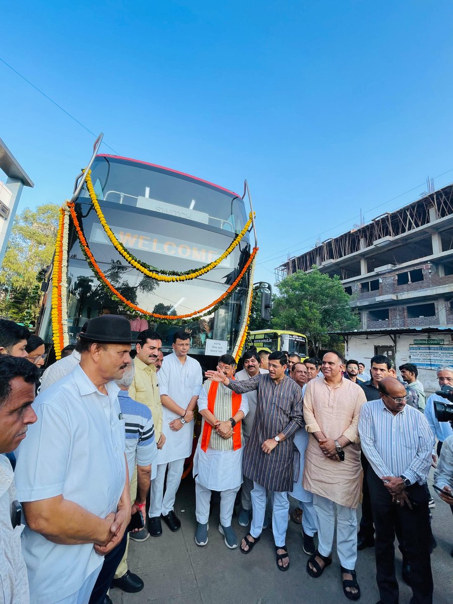 GoluShuklaInd's tweet image. एवं समस्त इंदौरवासियों को हार्दिक बधाई!

शुभारंभ कार्यक्रम में महापौर श्री पुष्यमित्र भार्गव जी, नगर भाजपा अध्यक्ष श्री गौरव रणदीवे जी, श्री सुदर्शन गुप्ता जी सहित बड़ी संख्या में गणमान्य नागरिक उपस्थित रहे।

#IndoreProgress #DoubleDeckerBus #IndoreDevelopment #SmartCityIndore